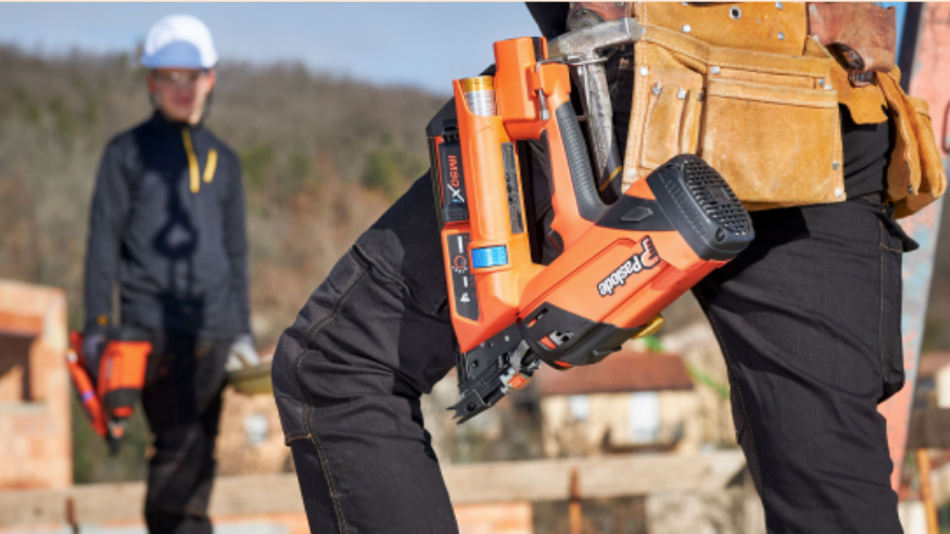 Comment SPIT PASLODE crée des outils pour améliorer le travail des ouvriers sur les chantiers?